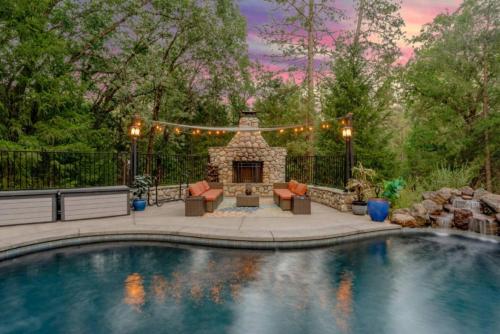 صورة لـ Pool • Hot Tub • Movie Theater • Games • 3 Decks في Foresthill
