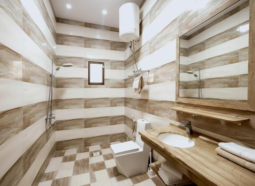 Koupelna v ubytování Roushan Resort