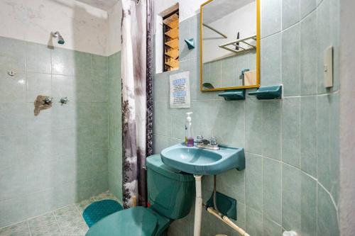 a bathroom with a blue sink and a toilet at Cómodo y acogedor departamento in Oaxaca City
