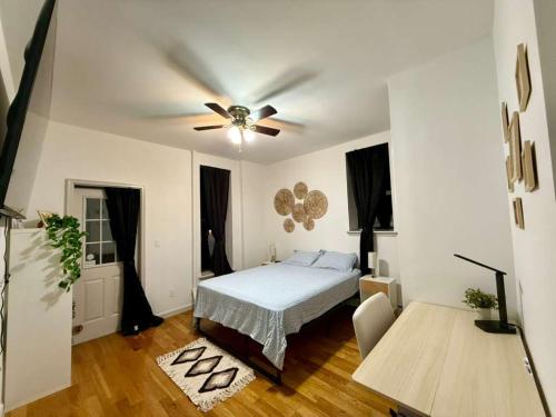 Ένα ή περισσότερα κρεβάτια σε δωμάτιο στο Delux Room by Times Square