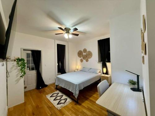 Un dormitorio con una cama y un ventilador de techo. en Delux Room by Times Square, en Nueva York