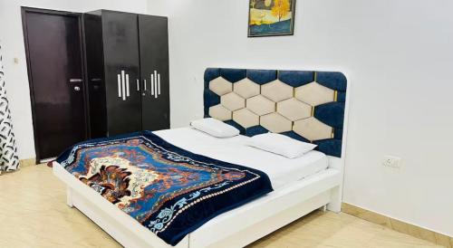 Voodi või voodid majutusasutuse The Arambh Villa, Spacious 4BHK Retreat in Noida toas