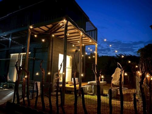 ein Gebäude mit Lichtern in der Nacht in der Unterkunft OGU HOUSE Moon in Iijima