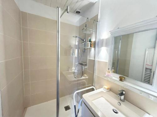 Ένα μπάνιο στο Charmante maison 7 couchages à 300m de la plage, parking et animaux admis - FR-1-777-45