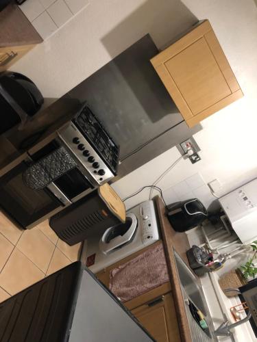 een keuken met een fornuis bij Quaint and Peaceful - Calne in Calne