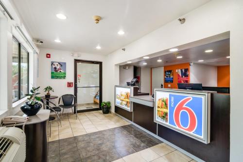 Televisyen dan/atau pusat hiburan di Motel 6-Rolling Meadows, IL - Chicago Northwest