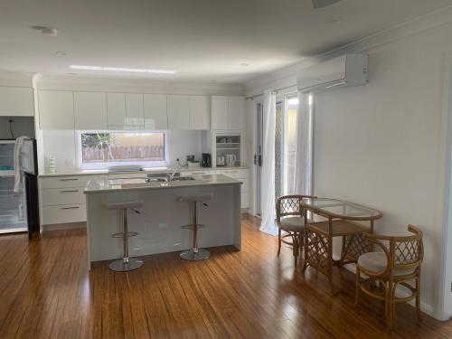 Η κουζίνα ή μικρή κουζίνα στο Allawah at Wamberal