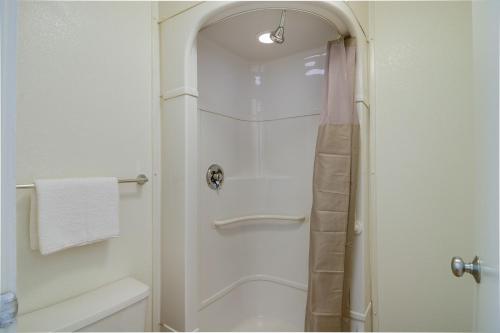 Bilik mandi di Motel 6-Rolling Meadows, IL - Chicago Northwest