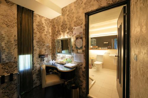 un baño con lavabo e inodoro en Najima B&B, en Jian