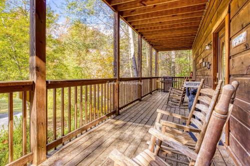 Balkón nebo terasa v ubytování ER202 - Now and Forever Great location! - Close to town! cabin