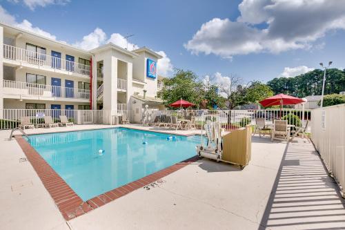 a swimming pool in front of a hotel at Motel 6-Columbus, OH - West in Columbus