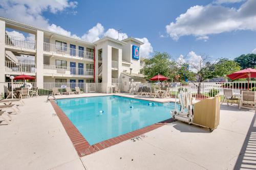 a swimming pool in front of a hotel at Motel 6-Columbus, OH - West in Columbus