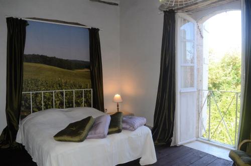 Säng eller sängar i ett rum på Le Gobelin - La Maïsou