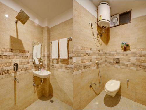 Ένα μπάνιο στο Hotel Apple Tree Near Delhi Airport With- Free AIRPORT PICKUP