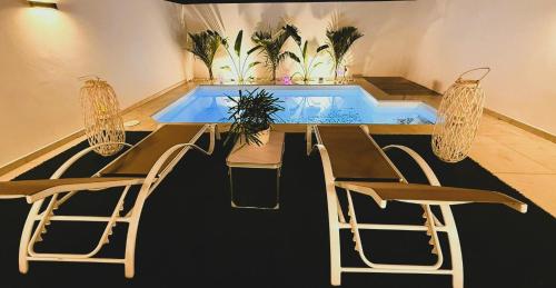 コラレホにあるAlma Nomada Luxury Villageのダイニングテーブル(椅子付)、スイミングプール