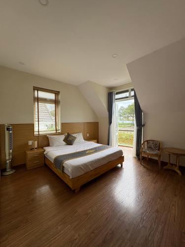 Postel nebo postele na pokoji v ubytování Sam Ha Phuong Boutique Da Lat