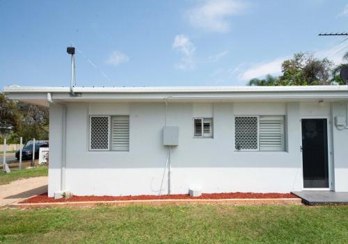 レッドクリフにあるAnchor at Redcliffe - Retreat on the Peninsulaの白い家