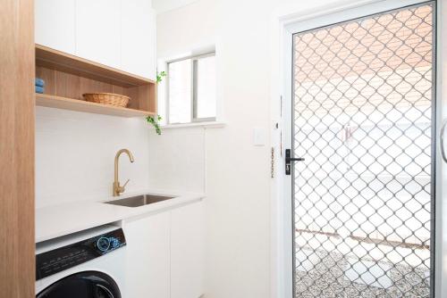 Una cocina o cocineta en Anchor at Redcliffe - Retreat on the Peninsula