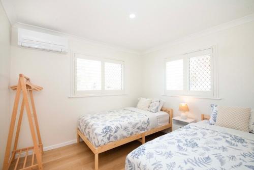 Una cama o camas en una habitación de Anchor at Redcliffe - Retreat on the Peninsula