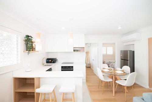 レッドクリフにあるAnchor at Redcliffe - Retreat on the Peninsulaのテーブルと椅子のあるキッチンとダイニングルーム