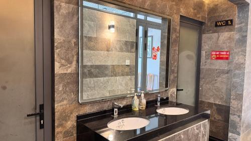 Phòng tắm tại Y Linh Hotel