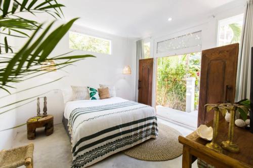 Postel nebo postele na pokoji v ubytování Black Sands Villa Echo Beach