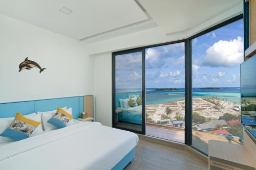 Una habitación con cama y vistas al océano. en h78 Guraidhoo, en Guraidhoo