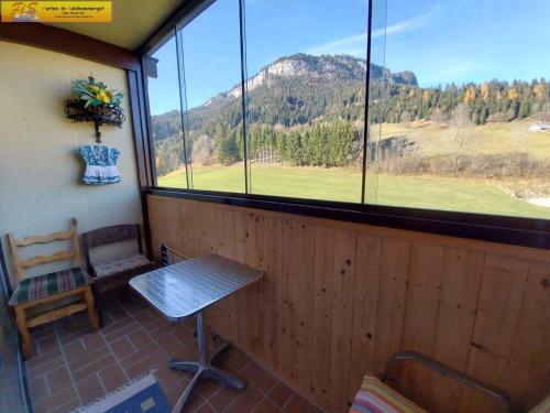 une pièce avec une table et une fenêtre avec vue dans l'établissement Apartments in Bad Mitterndorf - Steiermark 41630, à Tauplitz