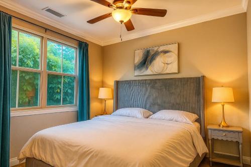 En eller flere senge i et værelse på #Marbella Lane - Vibrant 4BR Home in Irvine