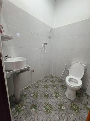 a bathroom with a toilet and a sink at ลาภะ เกสท์เฮาส์ บ้านรักไทย Lapha guest house in Ban Rak Thai