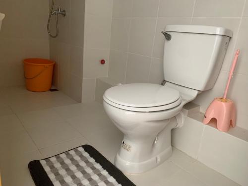 Ένα μπάνιο στο Mandi Condo at Marina Spatial Studio Unit