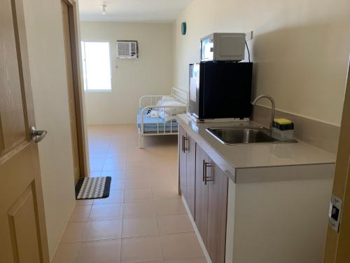 Η κουζίνα ή μικρή κουζίνα στο Mandi Condo at Marina Spatial Studio Unit