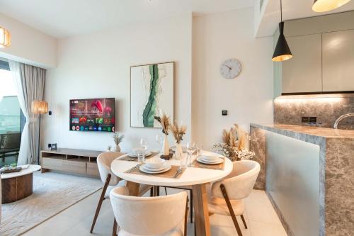 une cuisine et une salle à manger avec une table et des chaises dans l'établissement PVH - Modern 1BR with Golf Course View - Golf Gate, à Dubai Marina