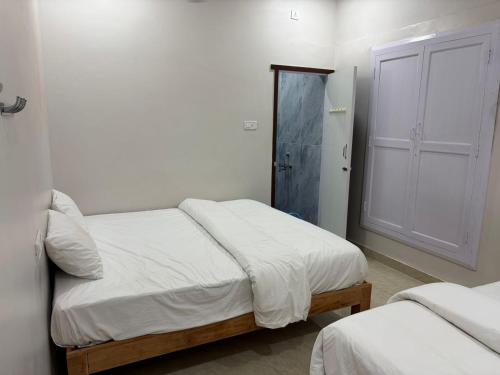 Ένα ή περισσότερα κρεβάτια σε δωμάτιο στο Shree Chakra Residency