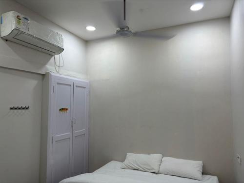 Ένα ή περισσότερα κρεβάτια σε δωμάτιο στο Shree Chakra Residency