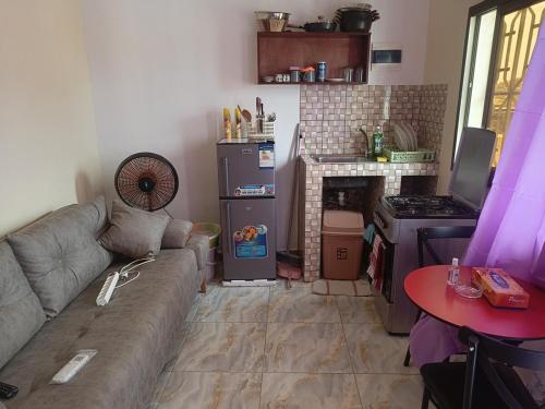 a living room with a couch and a stove at Très Bel Appartement Moderne-1 Appartement Nuptial in Libreville