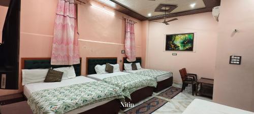 Uma cama ou camas num quarto em Rudraksh Kashi inn guest house