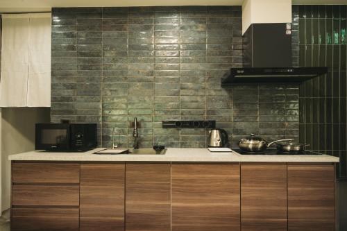 una cocina con fregadero y encimera en Nancheng Renlan, en Anping