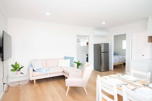 Η κουζίνα ή μικρή κουζίνα στο Cove at Redcliffe - Modern Coastal Hideaway