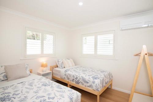 En eller flere senge i et værelse på Cove at Redcliffe - Modern Coastal Hideaway