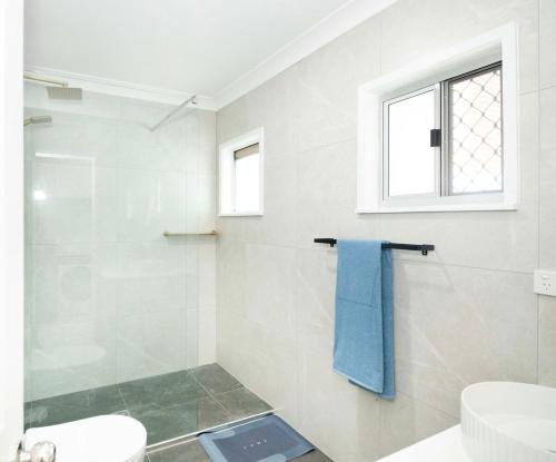 Ένα μπάνιο στο Cove at Redcliffe - Modern Coastal Hideaway