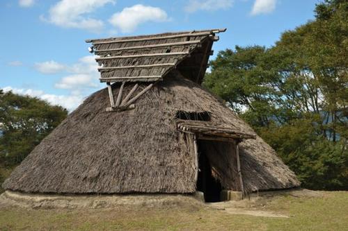 a thatheasternheastern view of a thatch roof at Hotel Sun tsuyama in Tuyama