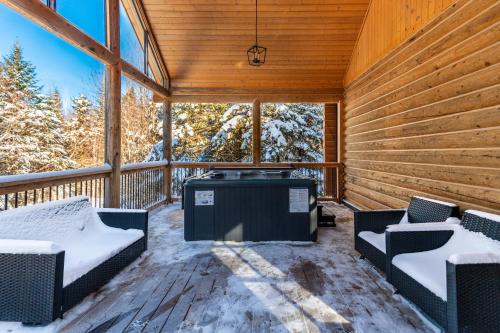 Χώρος καθιστικού στο Fiddler Lake Resort Chalet 47 Deer