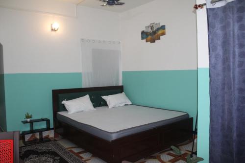 Ένα ή περισσότερα κρεβάτια σε δωμάτιο στο Morning Mist Home stay