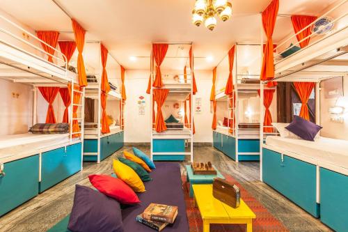 Postel nebo postele na pokoji v ubytování goSTOPS Lite Varanasi