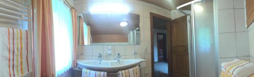 ein Bad mit einem Waschbecken und einem Fenster in der Unterkunft Haus Marita in Sankt Leonhard im Pitztal