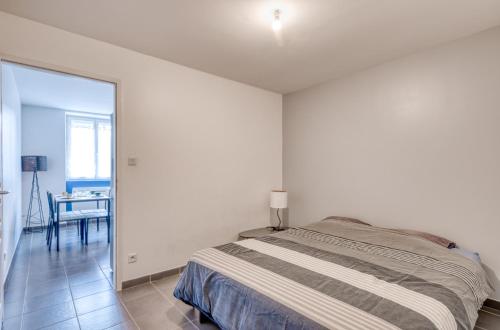 Postel nebo postele na pokoji v ubytování La Sérénité au Cœur du Bugey - T2 - Lagnieu