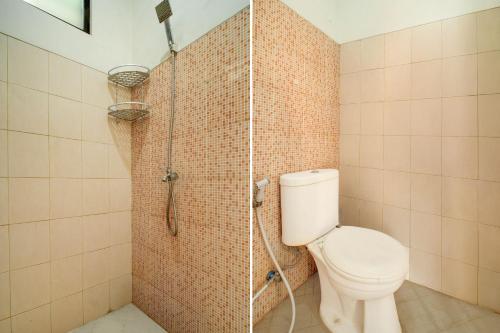 a bathroom with a shower with a toilet at Hotel O Griya Cewang Syariah in Bekasi