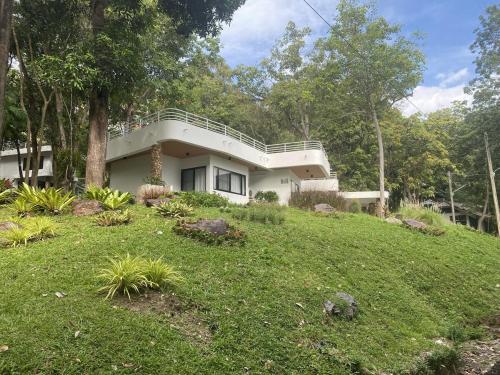 Κήπος έξω από το B101 3BR 4BA Peaceful Hillside Sea View Home