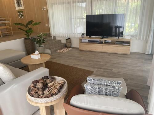 Μια τηλεόραση ή/και κέντρο ψυχαγωγίας στο B101 3BR 4BA Peaceful Hillside Sea View Home